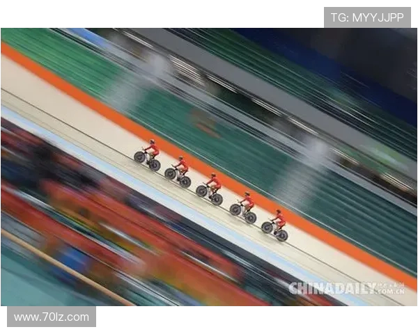 自行车选手赛前的热身细节